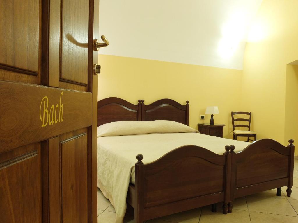Villa Musica - Camera da letto con arredi tradizionali salentini - 11