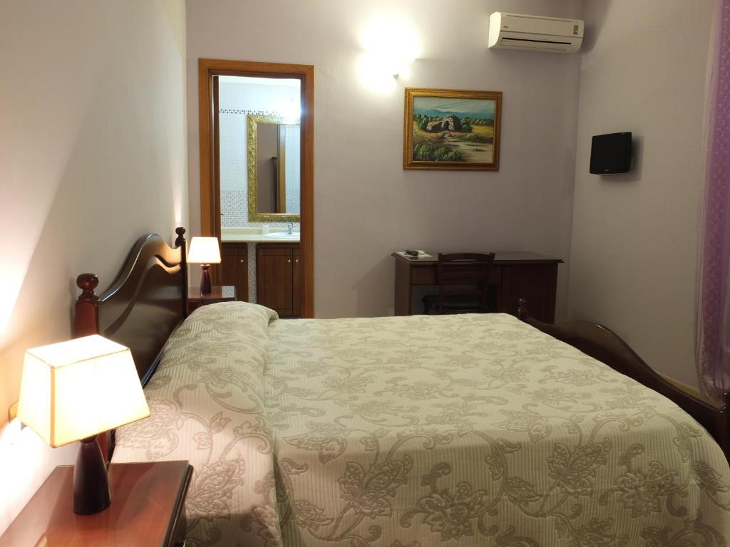 Villa Musica - Camera da letto con arredi tradizionali salentini - 18