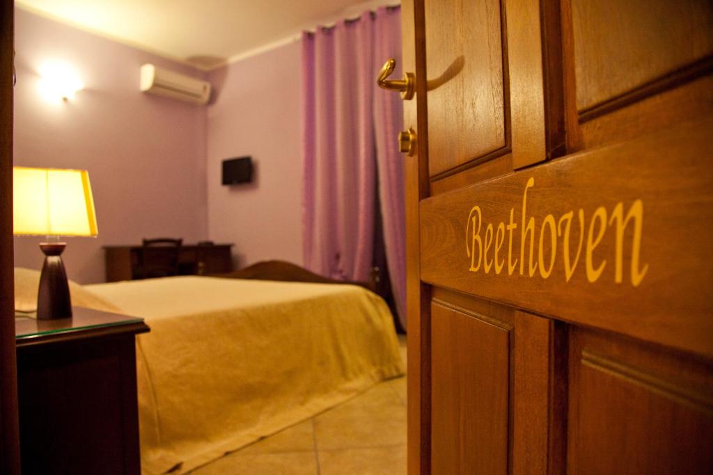 Villa Musica - Camera da letto con arredi tradizionali salentini - 20