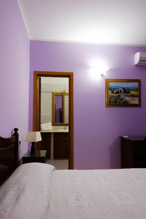 Villa Musica - Camera da letto con arredi tradizionali salentini - 24
