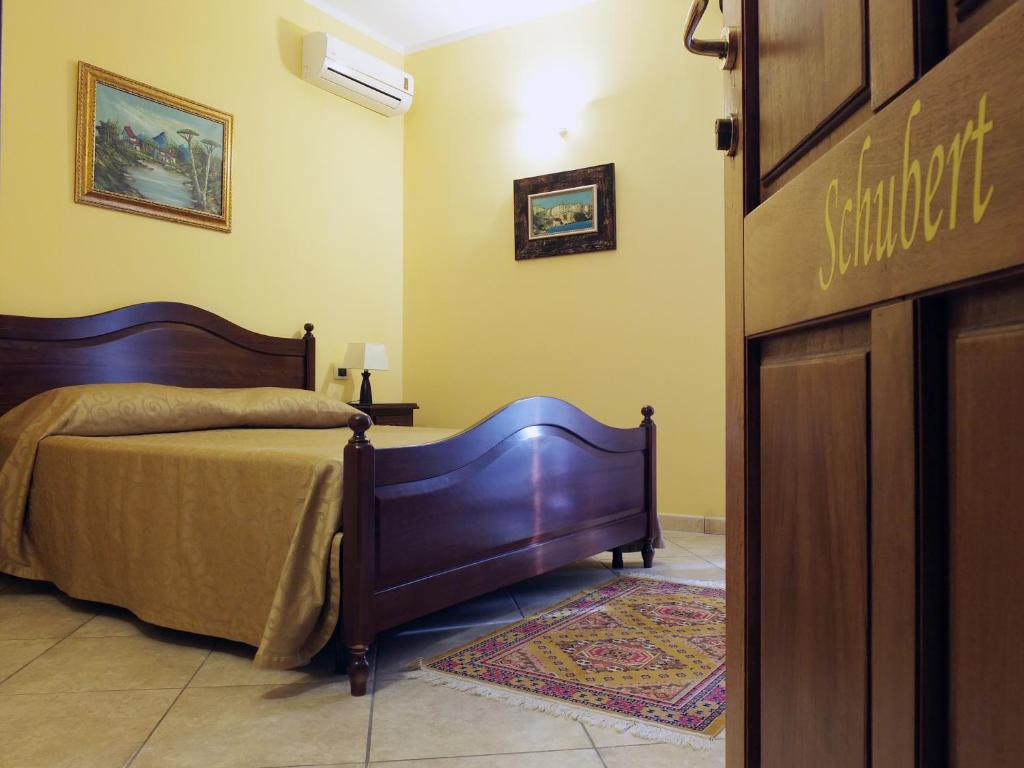Villa Musica - Camera da letto con arredi tradizionali salentini - 32